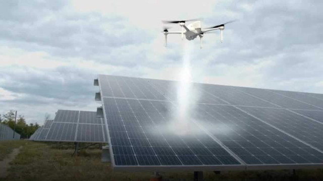 Дрон миє сонячні панелі 